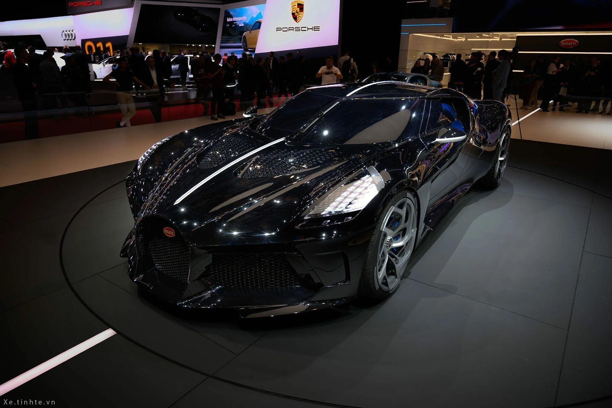 Bugatti voiture noire цена. Бугатти вуатюр Нуар. Бугатти лавой тюр. Бугатти Ноир 2021. Bugatti la voiture noire салон.