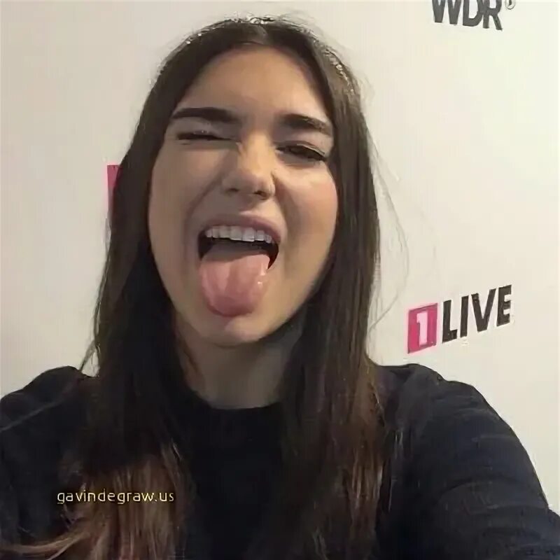 Дуа липа язык. Дуа липа рот. Дуа липа зубы. Dua Lipa селфи с айфоном. Dua lipa radical optimism