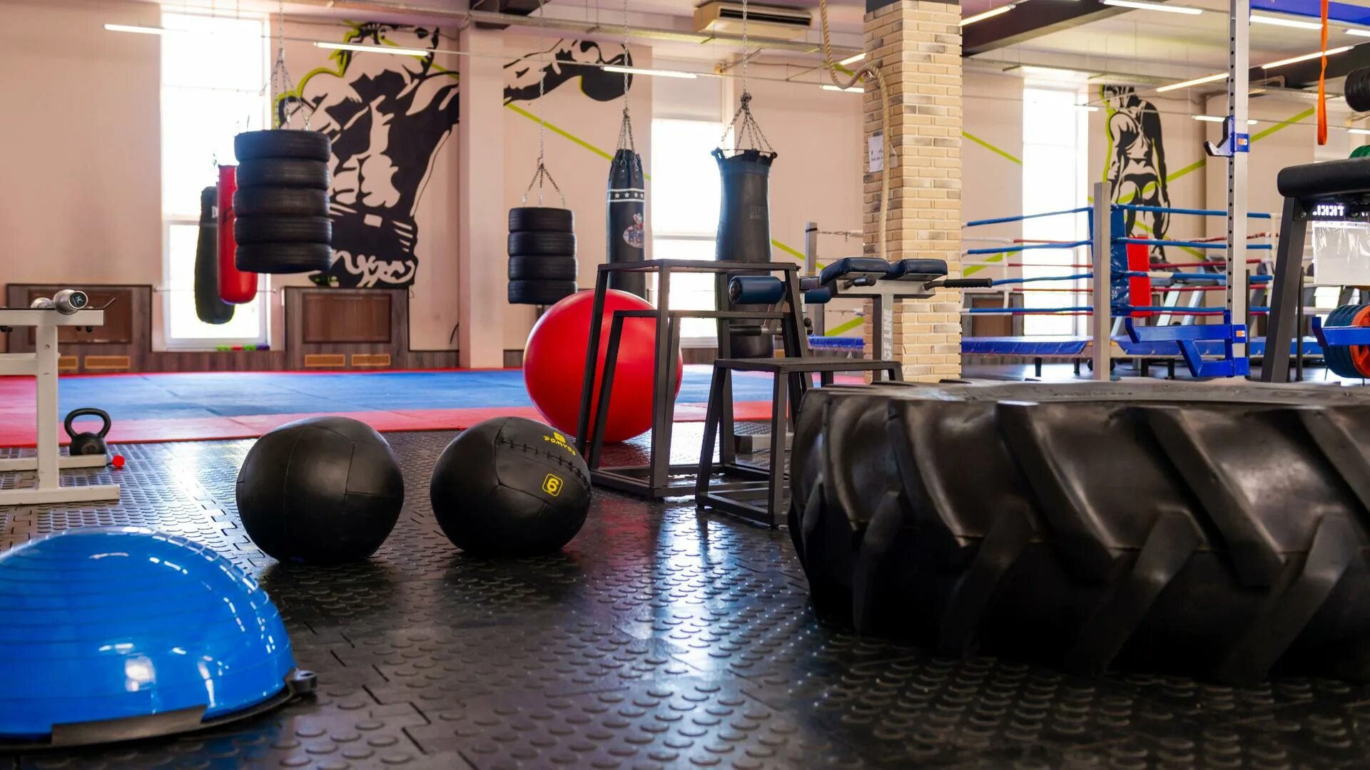 Фитнес клуб кантемировская. Xfit ул. Фитнес зал спб. Фитнес залы спб. Фитнес зал москва.