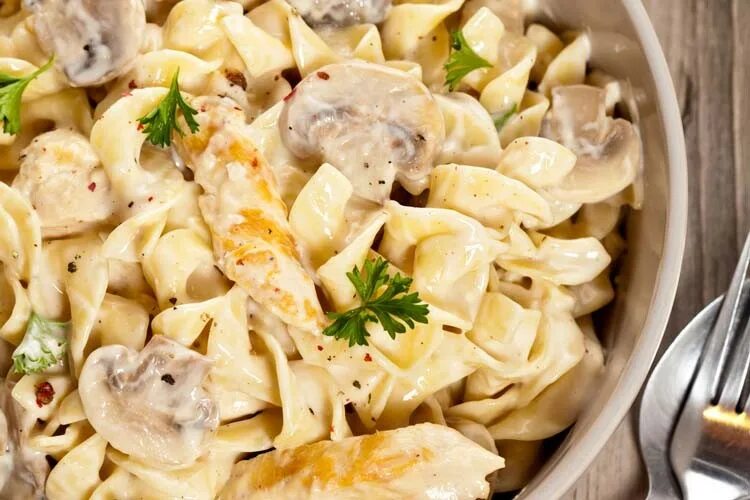 Паста с мясом и сметаной. Паста фетучини с грибами. тальятелле альфредо. альфредо фетучини паста. фетучини фунги.