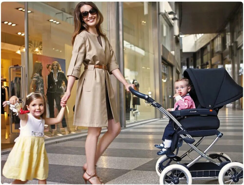 Стильные мамочки с колясками. Стильная мама с коляской. Стильные молодые мамы. Образ для прогулки с ребенком.
