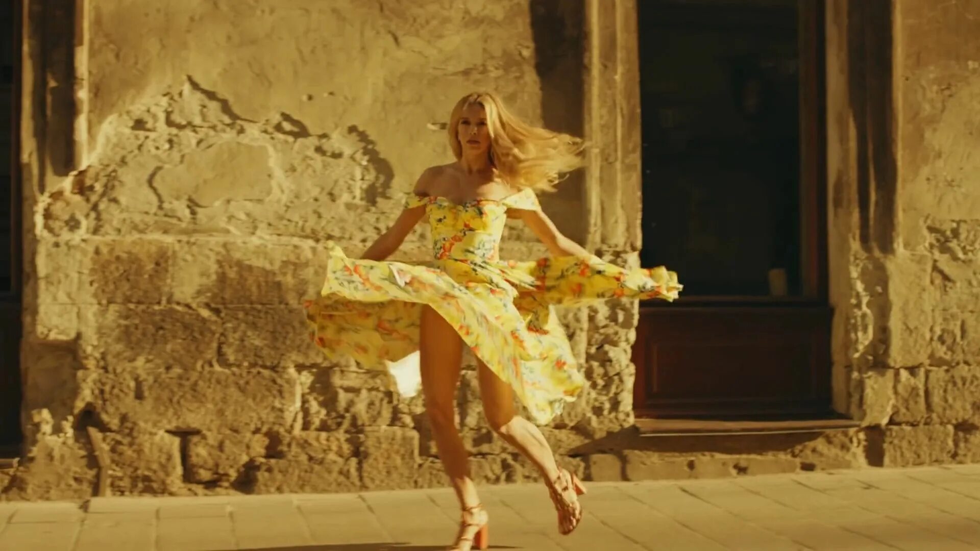 Вера брежнева близкие люди клип. Вера брежнева в желтом платье в клипе. Вера брежнева в желтом платье. Вера брежнева близкие люди платье. Клипы близкие люди.