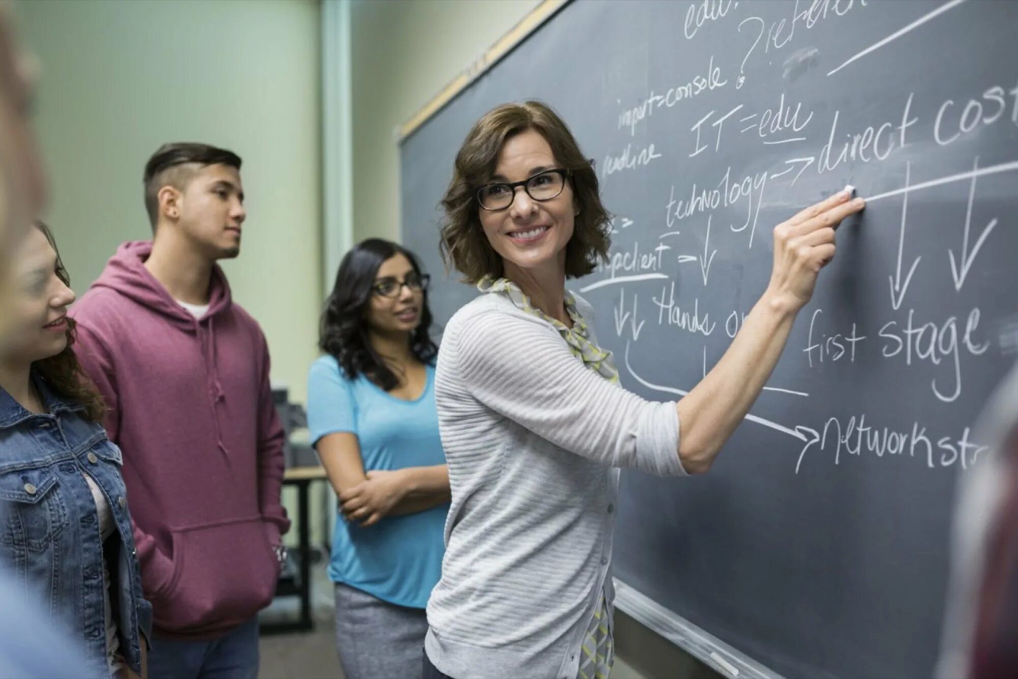 She speak foreign languages. Преподаватель и студент. Креативный преподаватель. Учитель иностранного языка. Педагог английского.