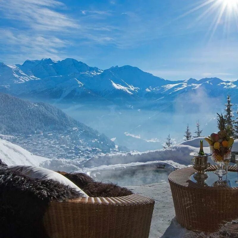 Завтрак в горах зимой. Зимняя роскошь. Роскошь зима фото для инстаграма. Зима девушка сумочка. Рождественский дом.