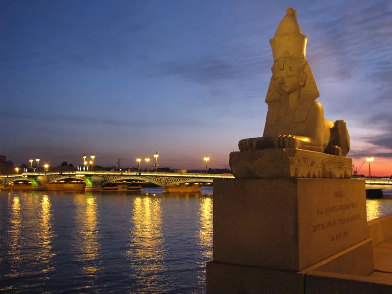 На каком мосту сфинксы в петербурге. Египетские сфинксы в санкт-петербурге на университетской набережной. сфинксы у академии художеств в санкт-петербурге. сфинксы на университетской набережной. сфинксы на университетской набережной ночью.