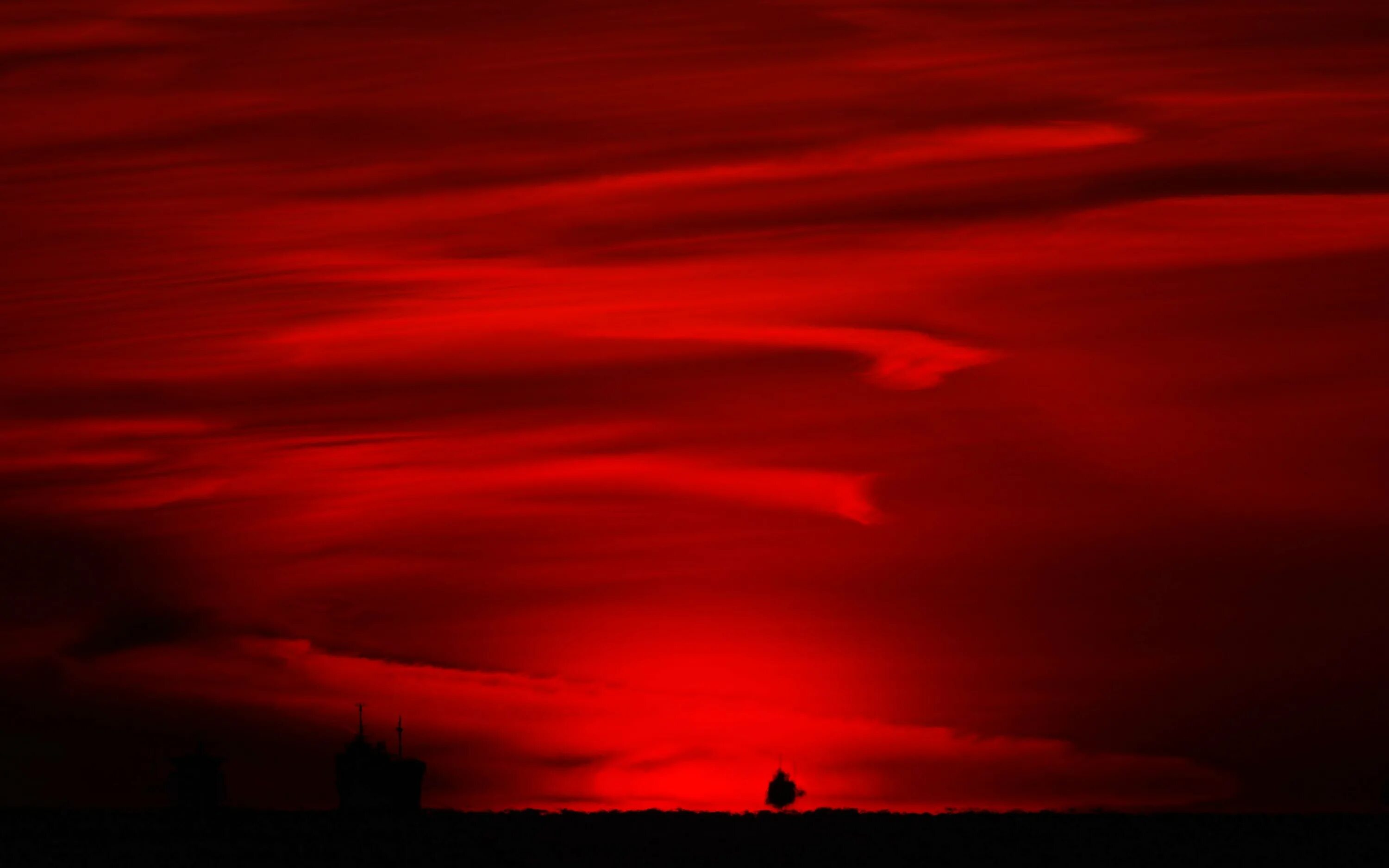 Красно черное фото. Красное небо. Красные облака. Кровавое зарево.