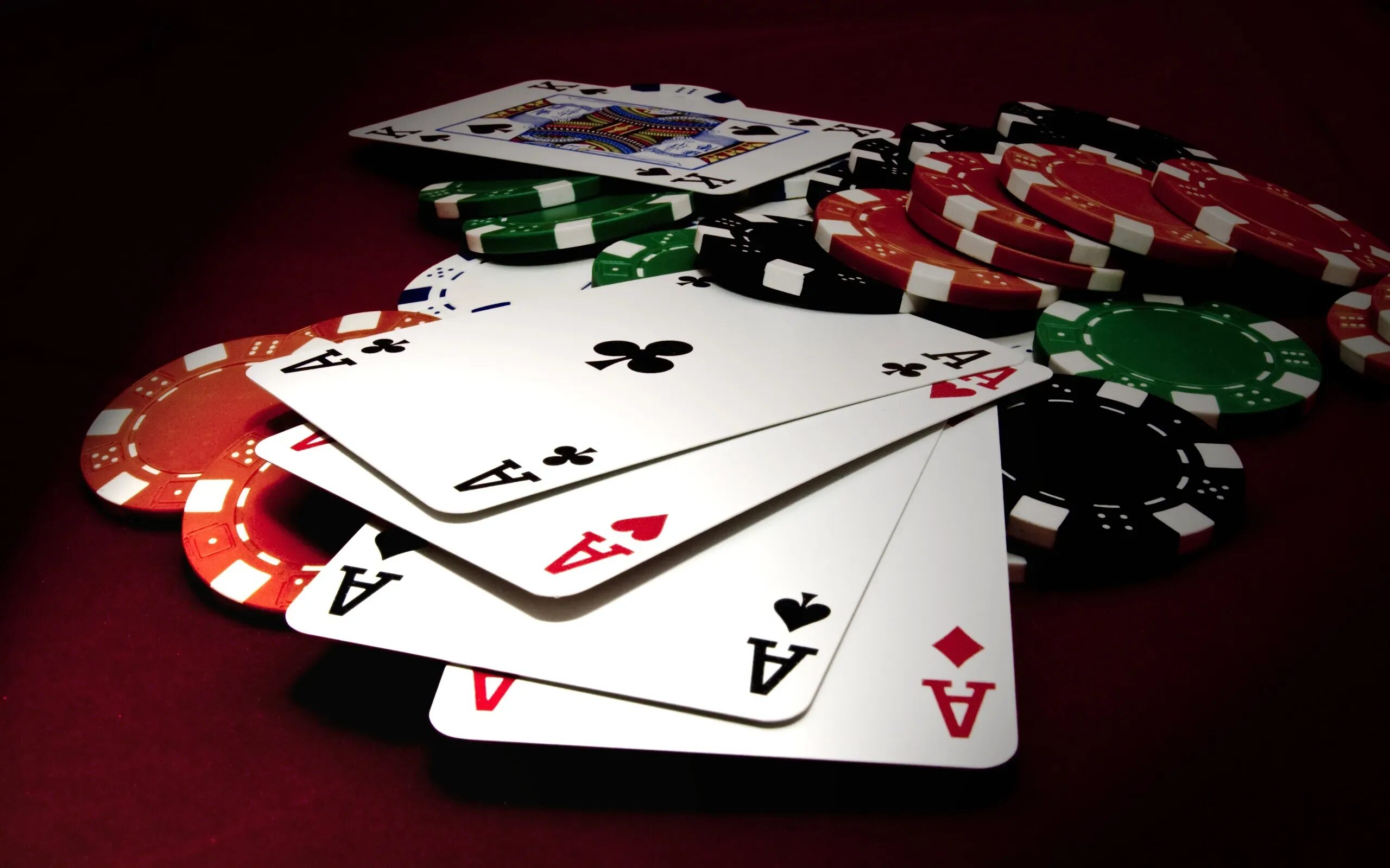 Покер. Казино карточные столы. Покерные фишки на столе. Казино Покер.