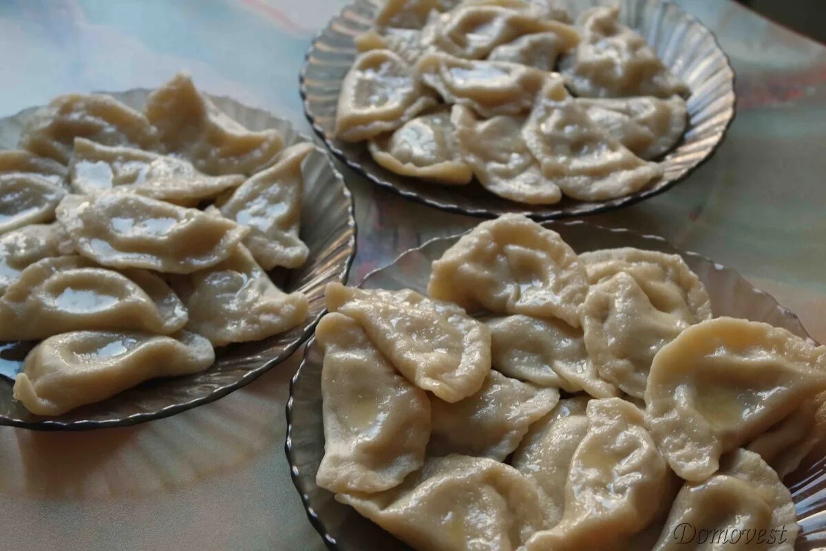 крупный вареник. вареники на белом фоне. вареники 1. вареник один. вареники.