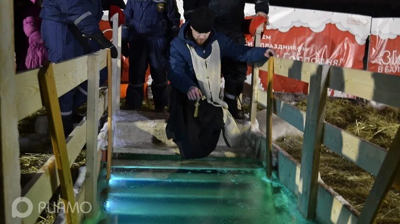 Купели в балашихе на крещение 2022. Новый милет храм святителя николая купель. Крещение балашиха 2022 прорубь. Балашиха бабошкино озеро купель. Купели в балашихе.