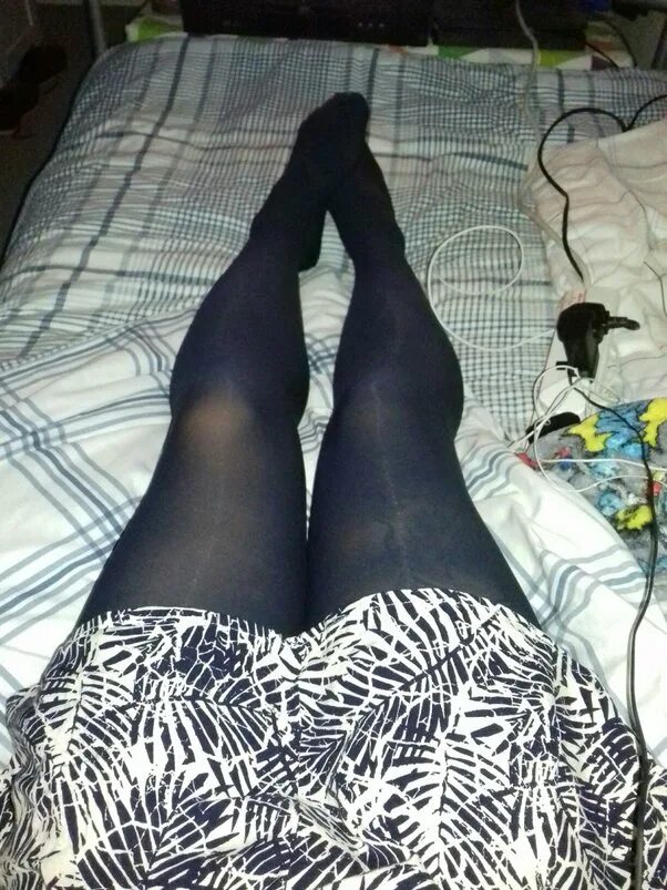 Жена носит колготки. Картина одевающая колготки. сон в колготках. sleeping in pantyhose фотоархивы. девушка одевает колготки смешная.