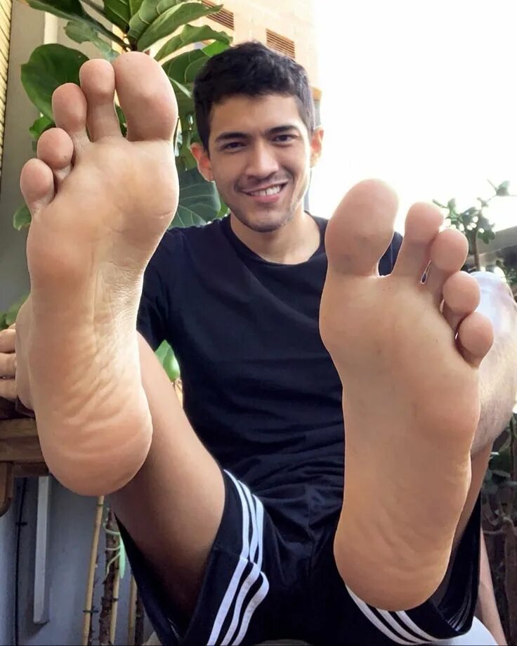 Футфетиш мальчиков подростков. Мале феет. Male feet школа. Male feet long johns. Парни feet.