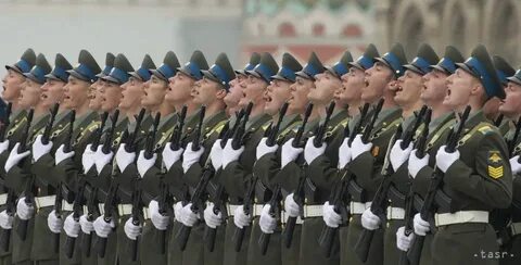 Строй поет