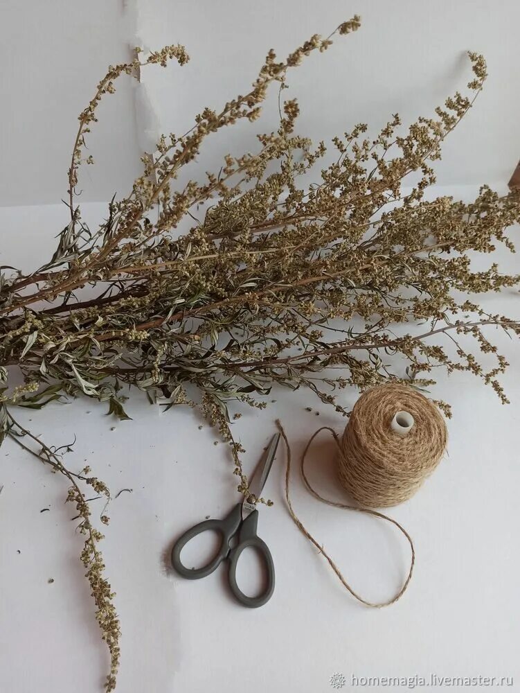Скрутка из полыни. Скрутки трав для окуривания. Скрутка для окуривания. Скрутка из полыни. Скрутка из полыни для окуривания.
