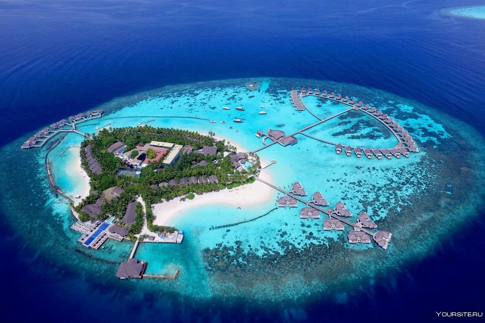 Известные страны на островах. Centara Grand Island Resort Spa Maldives. Атолл Адду Мальдивы. Centara Grand Island 5 Мальдивы. Grand Centara Мальдивы Мальдивы отель.