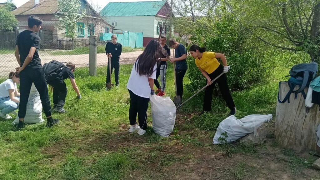 Уборка территории школы. Субботник в школе. Уборка территории школы детьми. Уборка пришкольной территории.