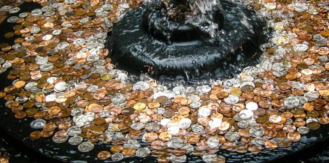 фонтан денег. денежный фонтан. монеты в фонтане. бросать монеты в фонтан. монеты в фонтане.