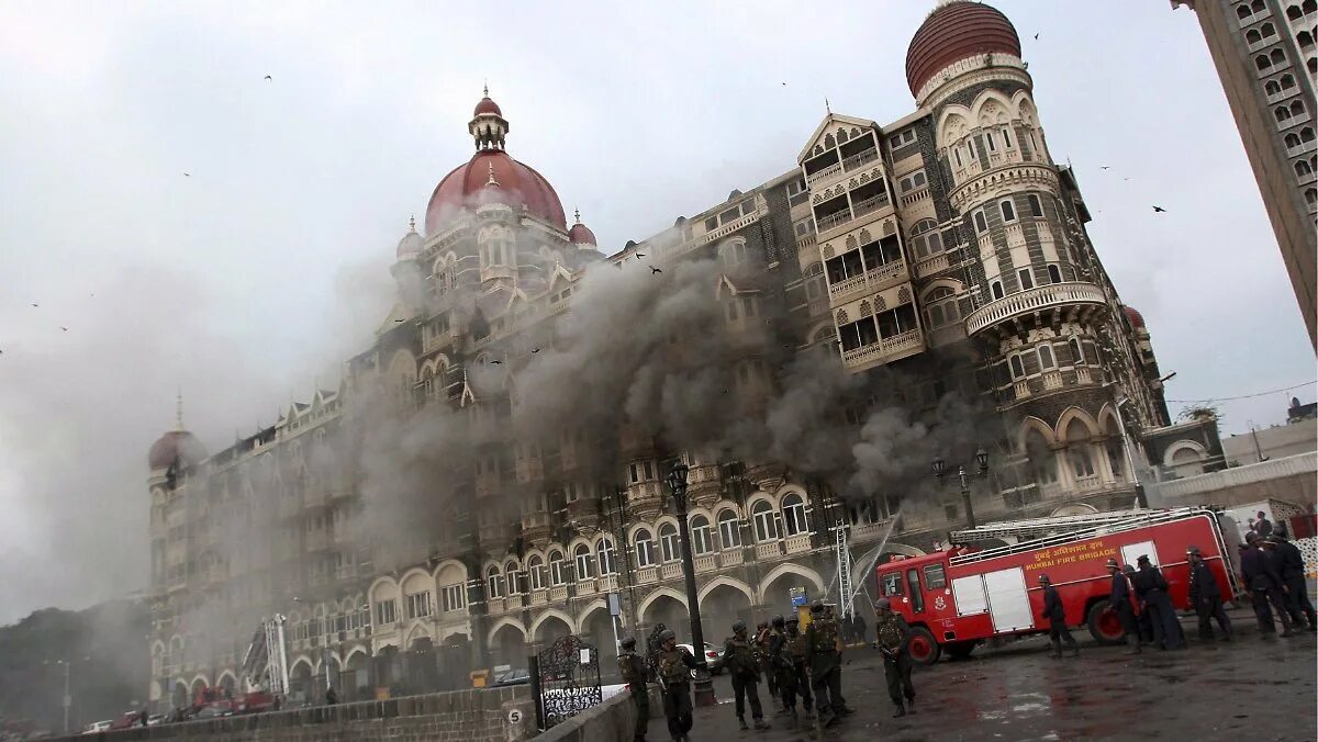 Нападение на мумбаи. Отель Мумбаи теракт 2008. Отель Тадж в Мумбаи теракт. Мумбаи 2008 Тадж Махал теракт. Теракт в Индии 2008 Тадж Махал.