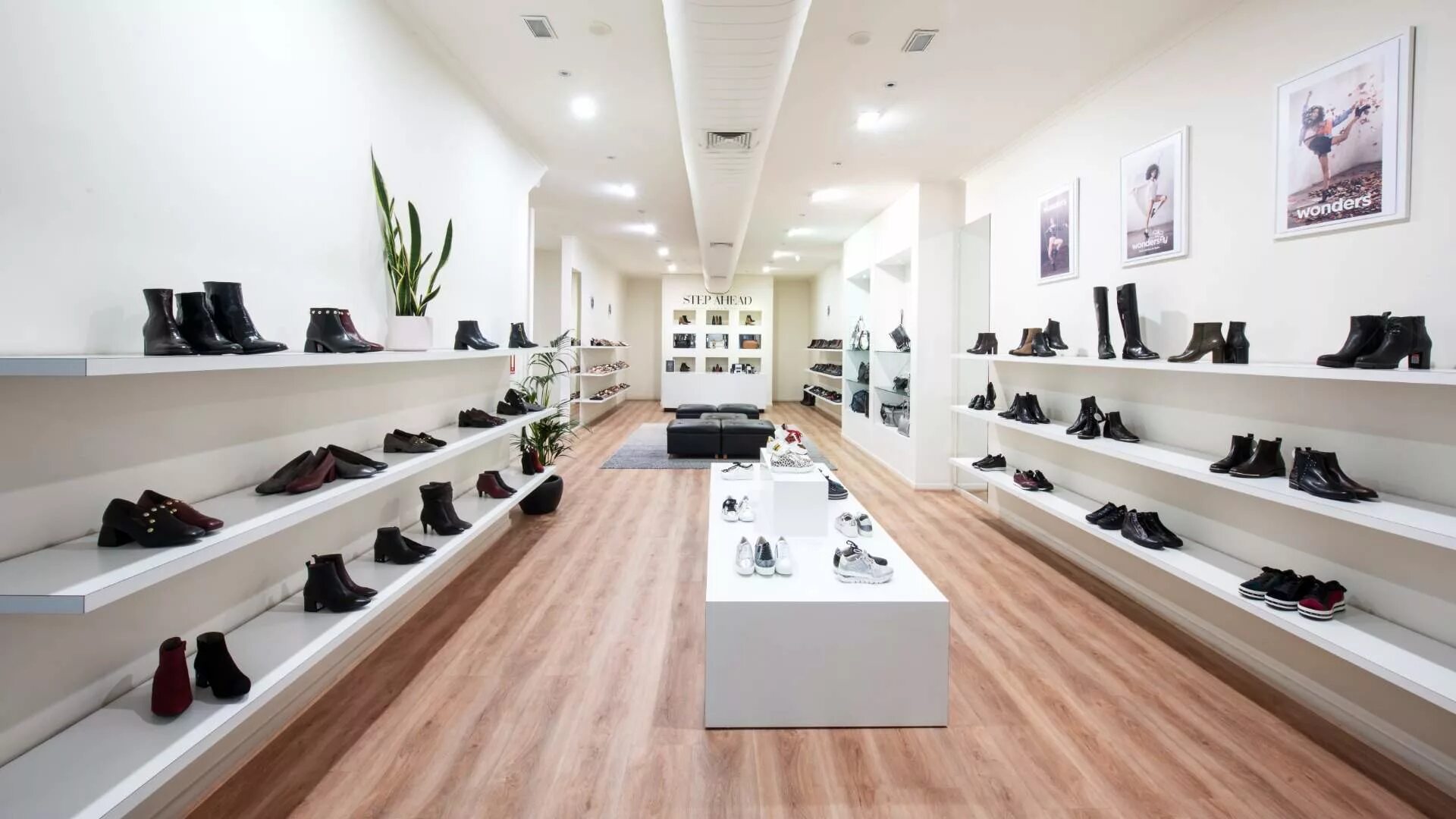 Обувь на прилавке. Интерьер магазина обуви. Shoes shop витрина. Обувной магазин картинки. Ботинки в магазине выкладка.