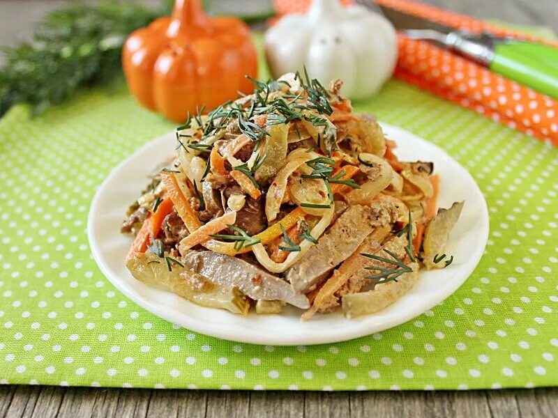 Салат обжорка с печенью и солеными огурцами. Печенки с морковкой. Салат с куриной печенью и корейской морковью. Салат с печенью и корейской морковью. Салат обжорка с говяжьей печенью и солеными огурцами.