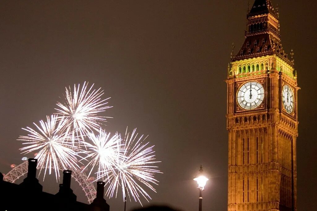 Big ben listening. Башня Биг Бен в Лондоне. Биг-Бен (башня Елизаветы). Англия часы Биг Бен. Часовая башня Биг Бен в Лондоне.