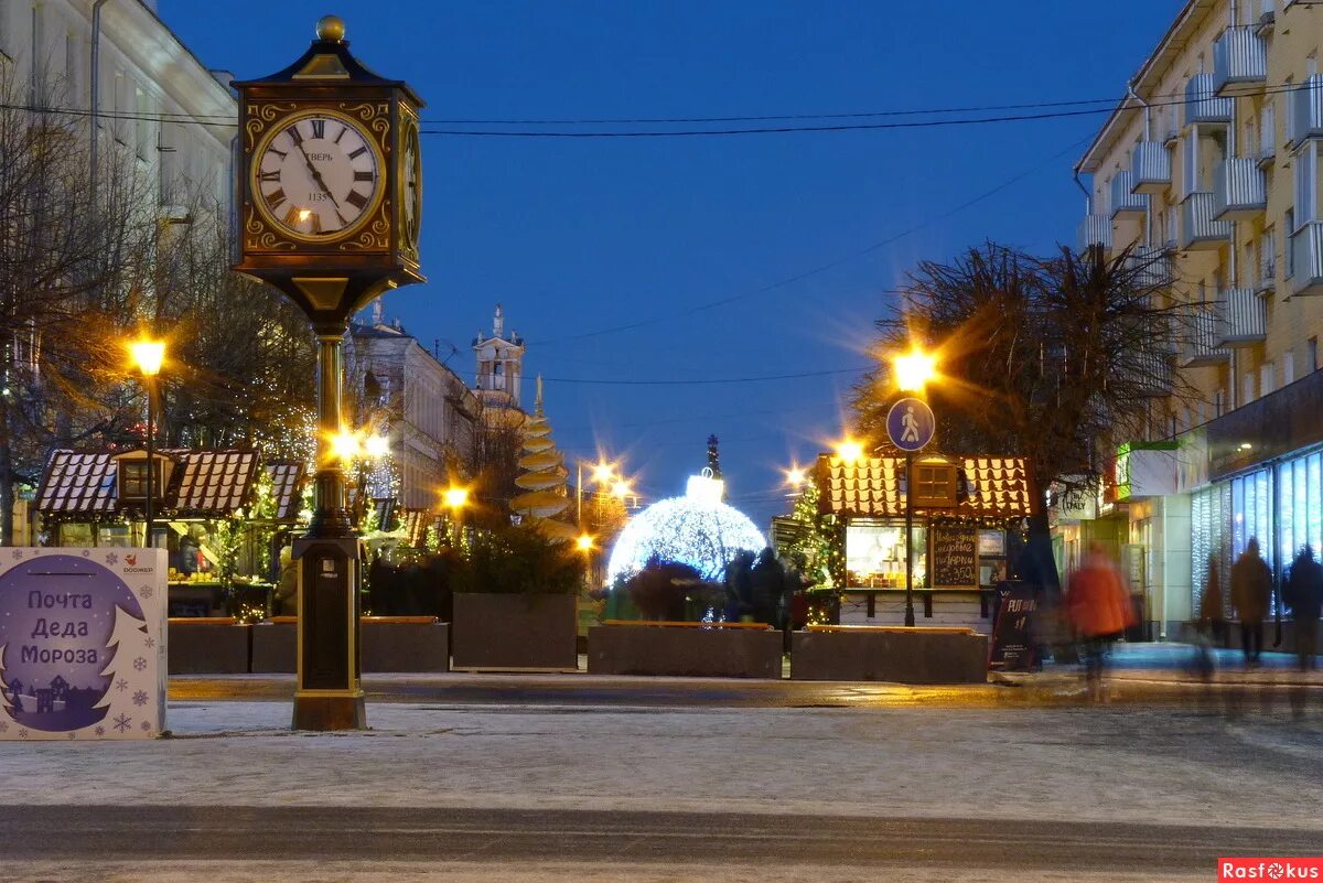 Трехсвятская москва. Трехсвятская Тверь. Трехсвятская Тверь ночью. Тверь Трёхсвятская улица городские часы. Трехсвятская Тверь зимой.