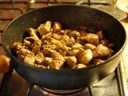 Жареное мясо с тестом на сковороде