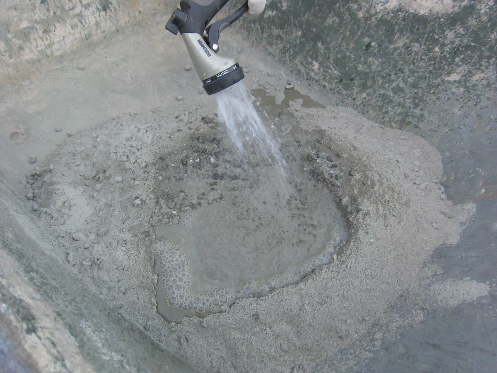 Заливание бетона. Бетон после заливки. Какой бетон в воду. Таблица водопотребности бетонной смеси. Таблица пропорций раствора из цемента.