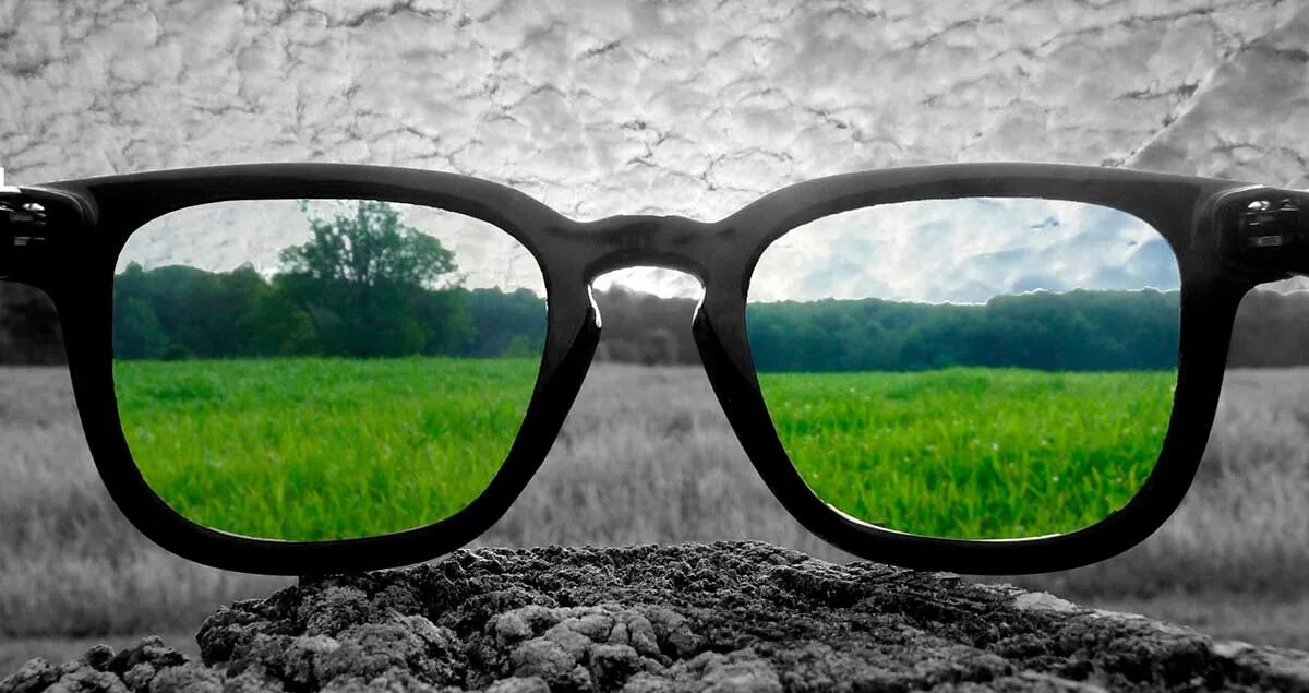 Очки для дальтонизма. Взгляд через очки. Очки на природе. Вид через очки.