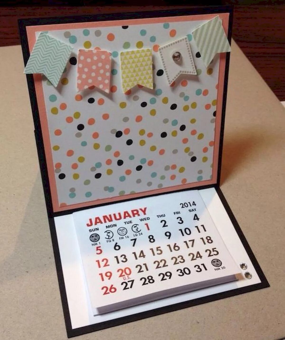 календарь из бумаги. настольный календарь своими руками из бумаги. календарь самоделка. настольный календарь своими руками. перекидной календарь скрапбукинг.