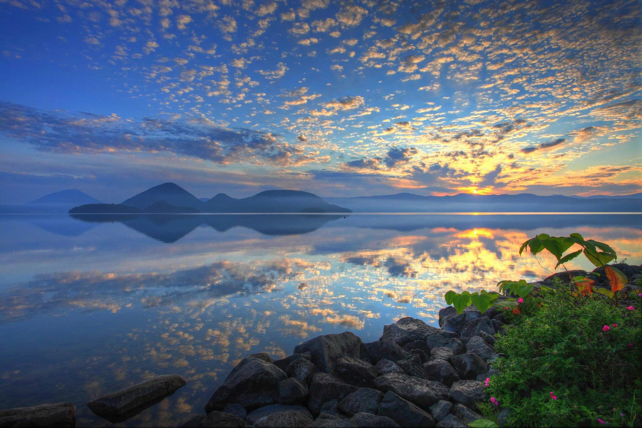 Рабочий стол высокого качества. Озеро тоя Япония. Озеро тоя Хоккайдо. Телецкое озеро. Красивый пейзаж.