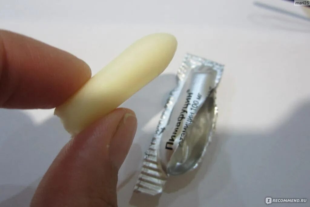 суппозитории свечи во влагащение. как вставить свечку в анальное отверстие. девушка вставляет свечку. девушка со свечой со спины. суппозитории свечи во влагащение.