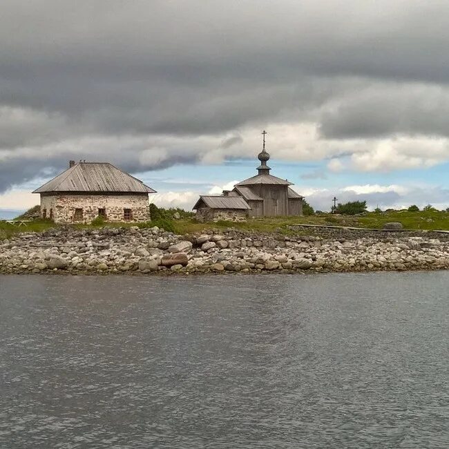 Монастырь находится на островах в белом море. Соловецкие острова. архипелаг соловецкие острова. белое море соловки. мыс белужий соловки.