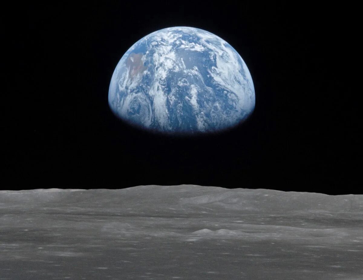 Космос около земли. Луна светлее земли. Луна светлее земли. Обои космос земля. Земля с орбиты.