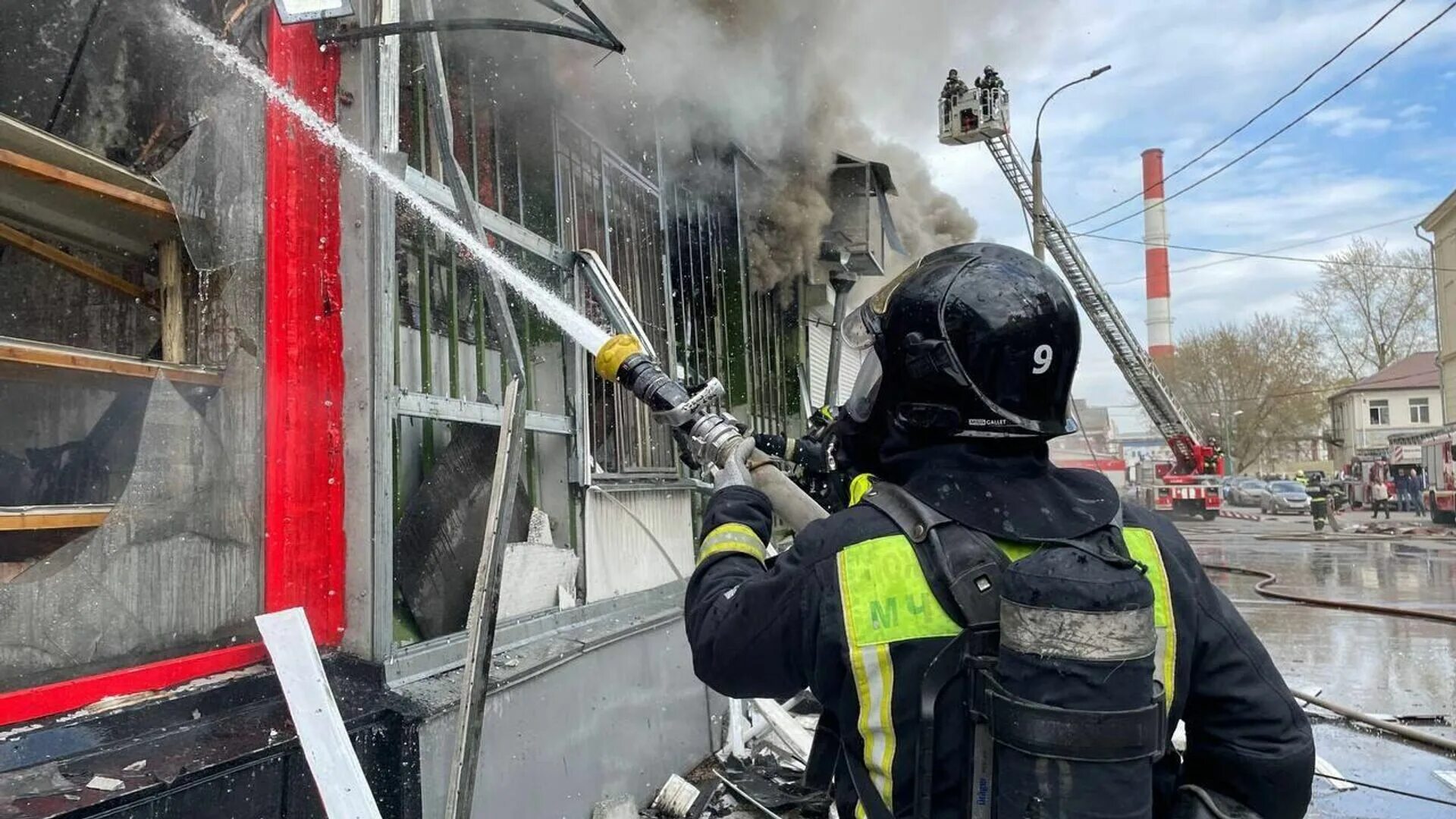 17 апр в 17 10. Пожар в здании. Пожар в Москве. Борьба с пожарами. Ликвидация пожара.