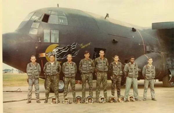 Ас экипаж. Lockheed ac-130 spectre. «ганшип» ас-130 «спектр». экипаж ac-130. lockheed ac-130 spectre во вьетнаме.