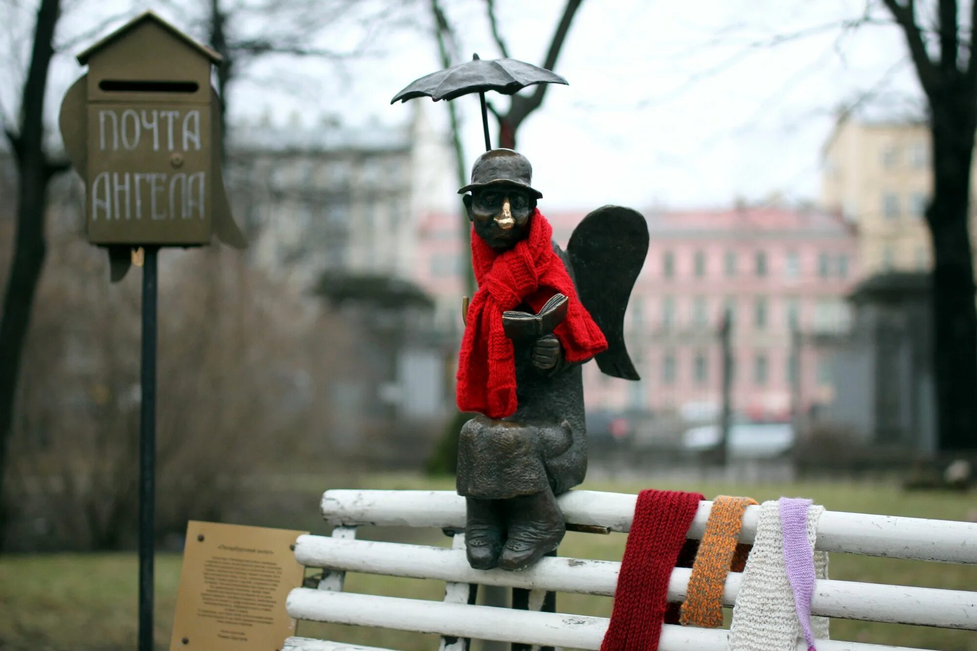 Роман шустров скульптор петербургский ангел. Роман шустров «петербургский ангел» в измайловском саду. Памятник ангелу в санкт петербурге. Измайловский сад санкт-петербург петербургский ангел. Измайловский сад ангел на скамейке санкт-петербург.