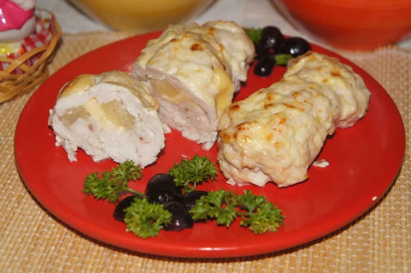 Рулеты из курицы на сковороде. Лангет куриный рулет. куриные рулетики с ананасом. рулетики из филе курицы. рулетики из куриного филе с сыром.