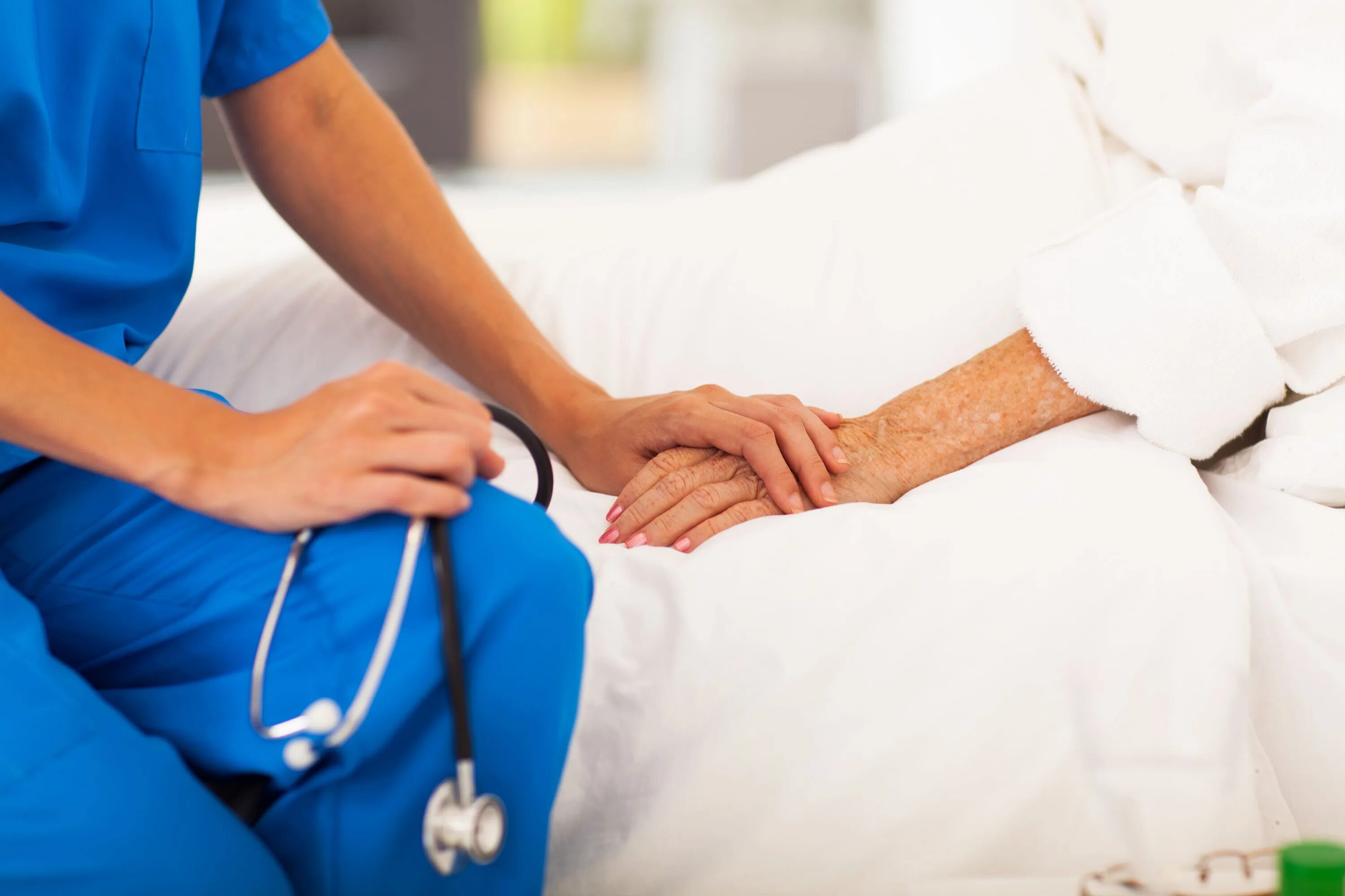 Уход за онкологическими больными medportal. Уход за пациентом с онкологией. Медицинская сестра ухаживает за пациентом. Медсестра и пациент онкология. Пожилой пациент.