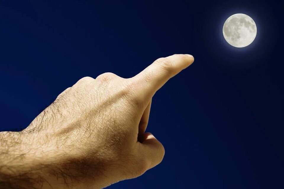 Глупый увидеть. Пальцем в небо. Палец указывающий на луну. Показывает пальцем в небо. Указательный палец на небо.