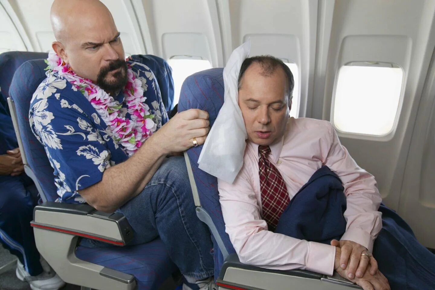 Люди в самолете. Неудобные кресла в самолете. Спящий в самолете человек. Неудобные места в самолете.