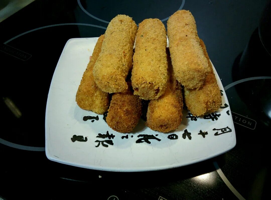 Вкусные сырные палочки. Рецепт сосиски в сухарях на сковороде панировочных. Сосиски в панировочных сухарях на сковороде. Рецепт сосиски в сухарях на сковороде панировочных. Жареные сосиски в сухарях.