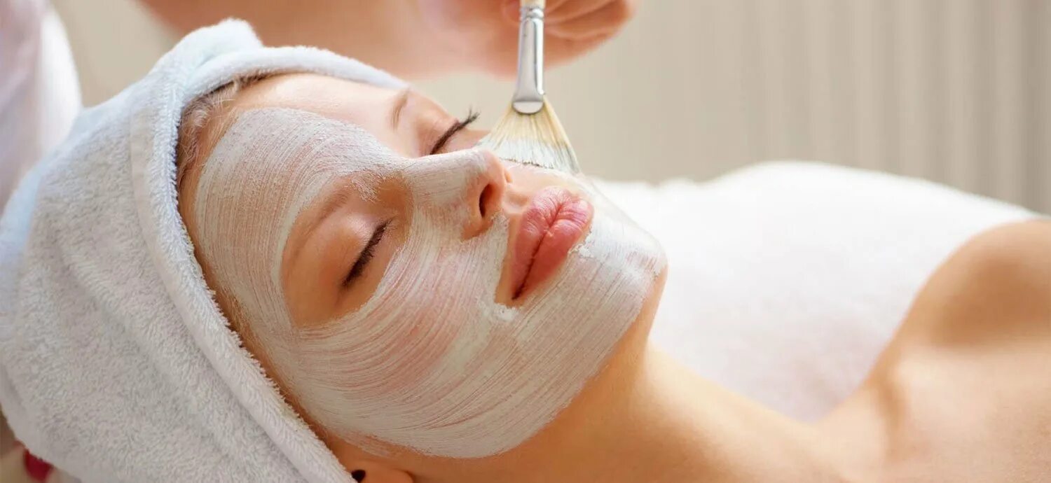 Карбоновый пилинг показания. Пилинг джесснера эффект. Пилинг джесснера + желтый. Салон косметических процедур. Выполнение процедуры косметологом.