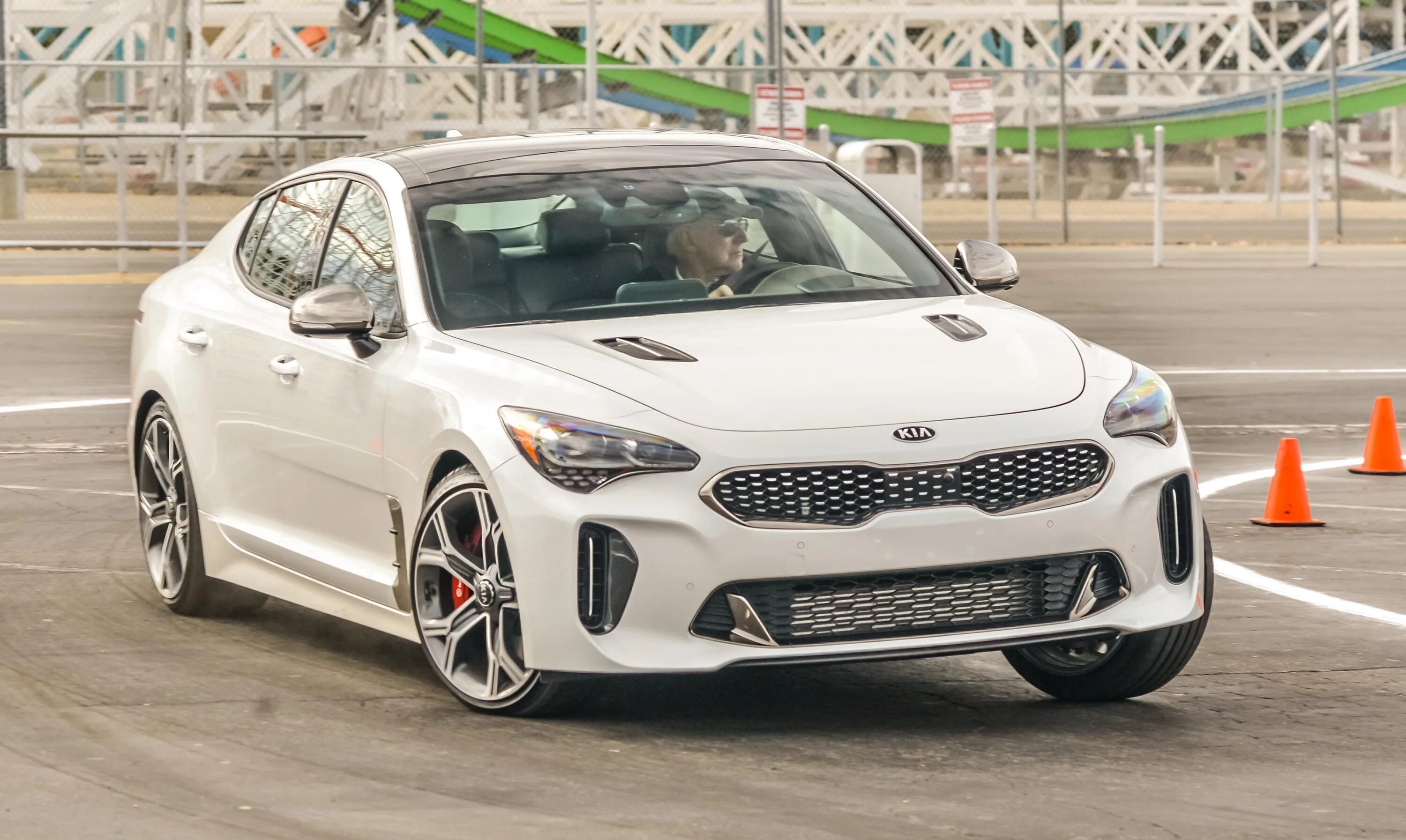 Новинки 2018 качестве. Киа Стингер 2018 новый. Kia Stinger Branco. Киа Стингер Ауди а7 Спортбэк. Кия 2018 год класс с.