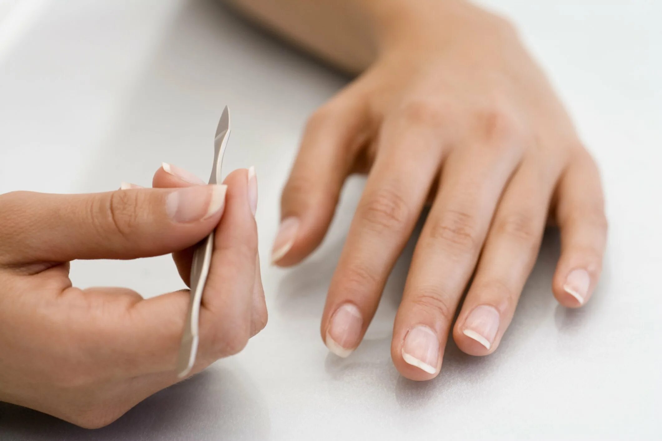 Можно ли стричь ногти во время рамадана. Европейский маникюр. Классический обрезной маникюр. Коротко остриженные ногти. Подстриженные ногти.