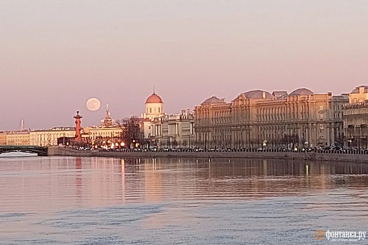Что необычного в питере. Луна в санкт-петербурге. луна в питере. розовый петербург. фото луны санкт петербург.