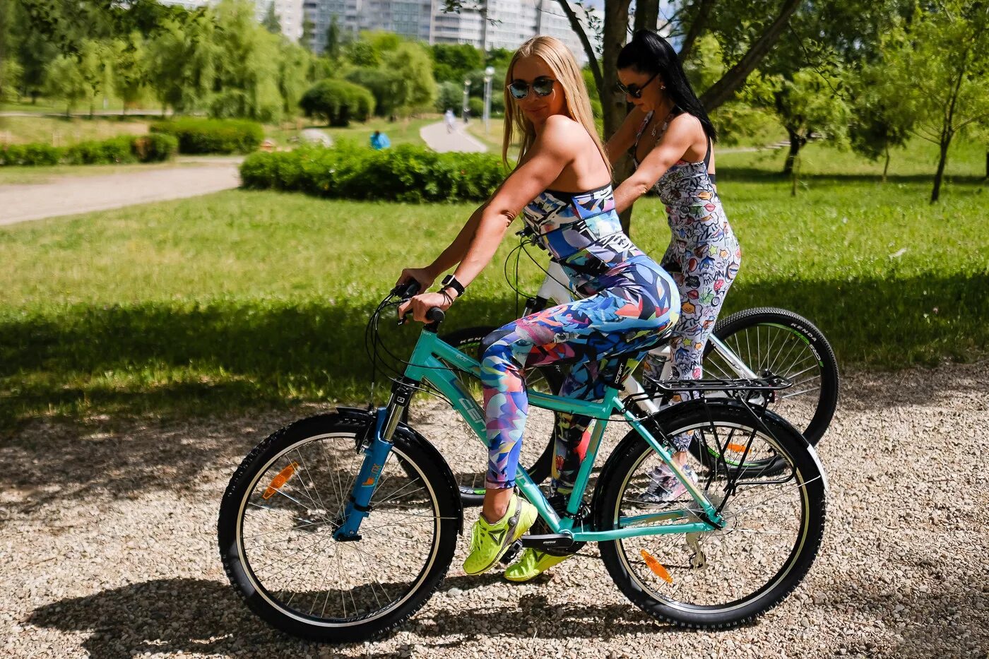 Какой велосипед лучше взять. Велосипед. Яркий велосипед. Девушка на велосипеде. Расцветки велосипедов.