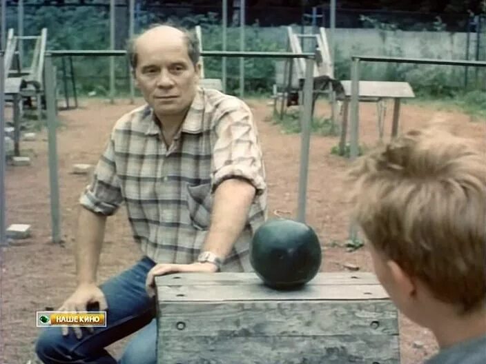 Убегающий август кадры. Убегающий август. Долинин режиссер. Постер убегающий август (1989). Убегающий август.