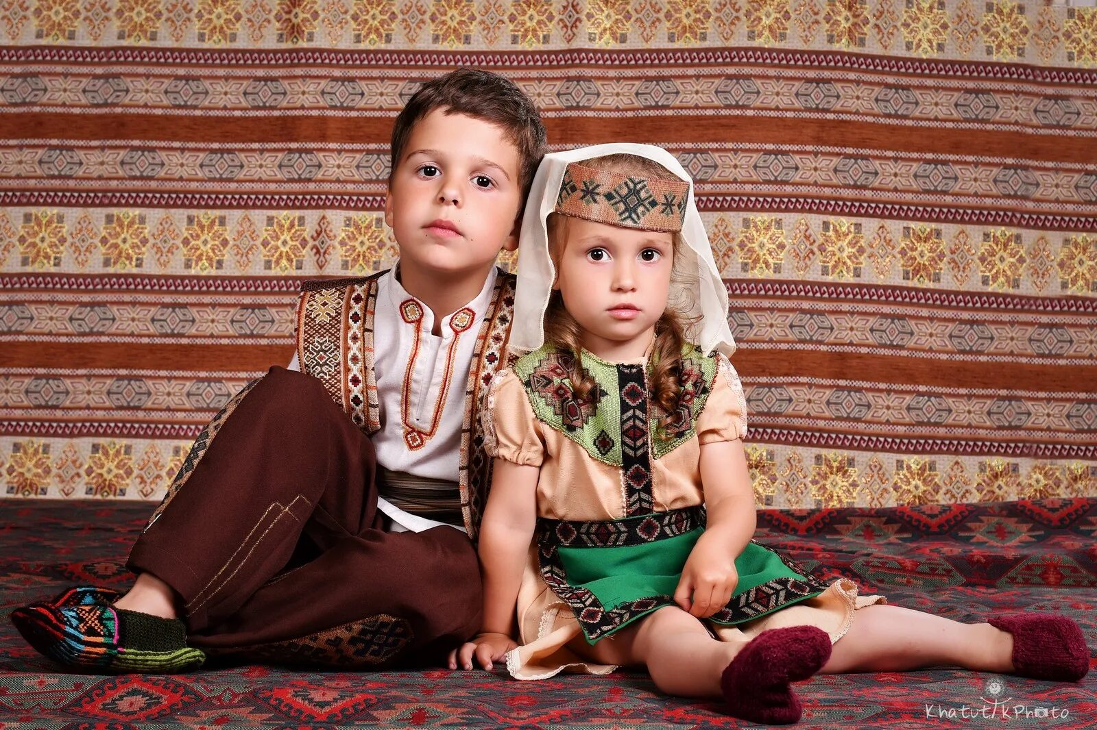 Детская национальная одежда. Дети в национальных костюмах. Армянский национальный костюм мальчик и девочка. Национальный костюм Армении детский. Маленькие дети в национальных костюмах.