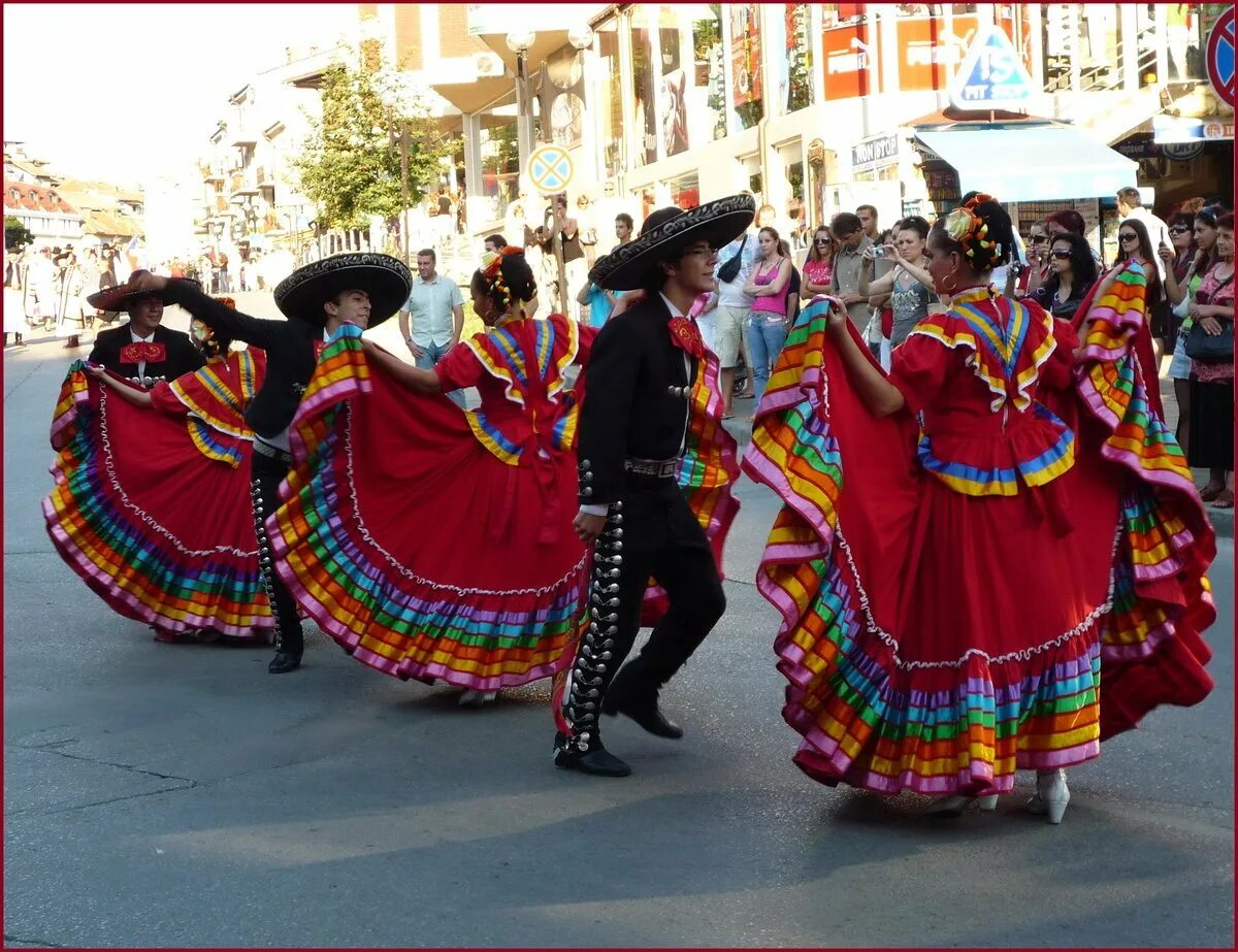 Мексиканское платье. Мексика харабе тапатио. Мексика сомбреро и пончо. Как называется мексика. Мексика сомбреро и пончо.