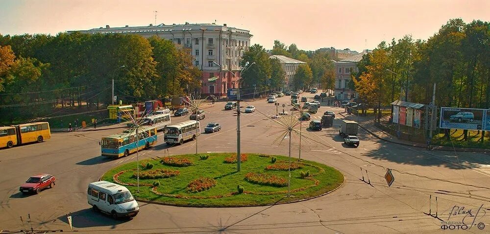Ярославль в 2000-е. Богоявленская площадь ярославль. Ярославль трамвай 1990 год. Ярославль 2000 годов. Ярославль 2000 годов.